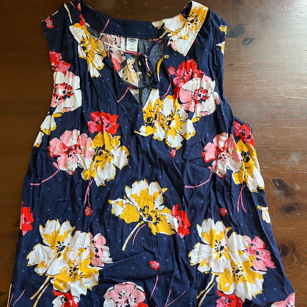 Old Navy Women's M Sleeveless Top Navy with Big Flowers